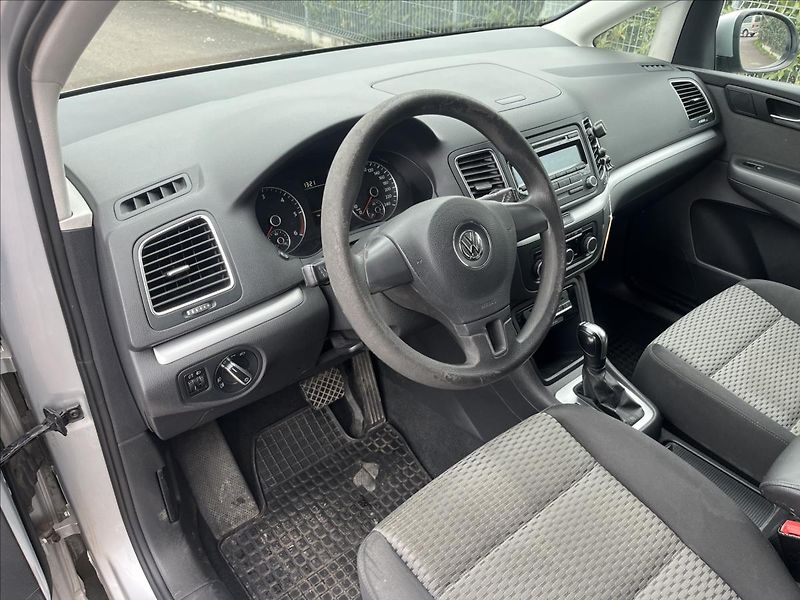Volkswagen Sharan 2,0 TDi DSG 130KW KLIMA SERVIS - fotka 9 z 38