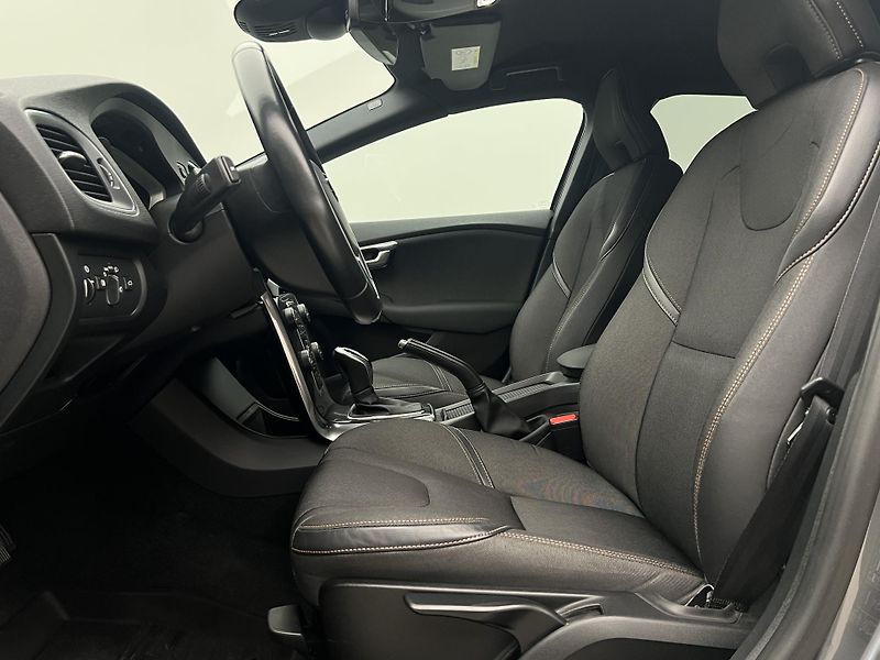 Volvo V40 CC D3 PLUS AUT - fotka 3 z 39