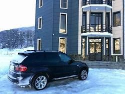 Tohle je auto, co jezdí do střediska vždy jako první. Auto vlekařů také dost často zasahuje ve chvíli, kdy někdo zablokuje jednou příjezdovou cestu, což se stává poměrně často.