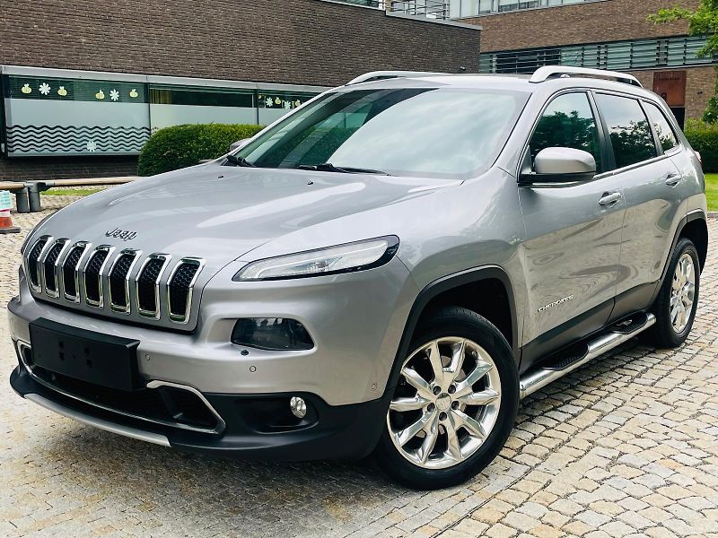 Jeep Cherokee 2.0D 4x4 AUT KAMERA TAŽNÉ LED - fotka 1 z 50