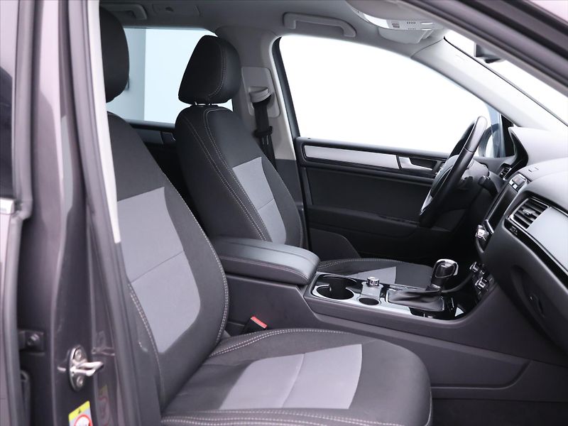 Volkswagen Touareg 3,0 TDI 150kW V6 CZ - fotka 14 z 39