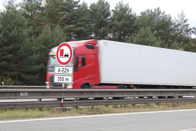Značky zakazující předjíždění kamionů začaly platit hned při jejich instalaci, policie se na jejich dodržování zaměří.