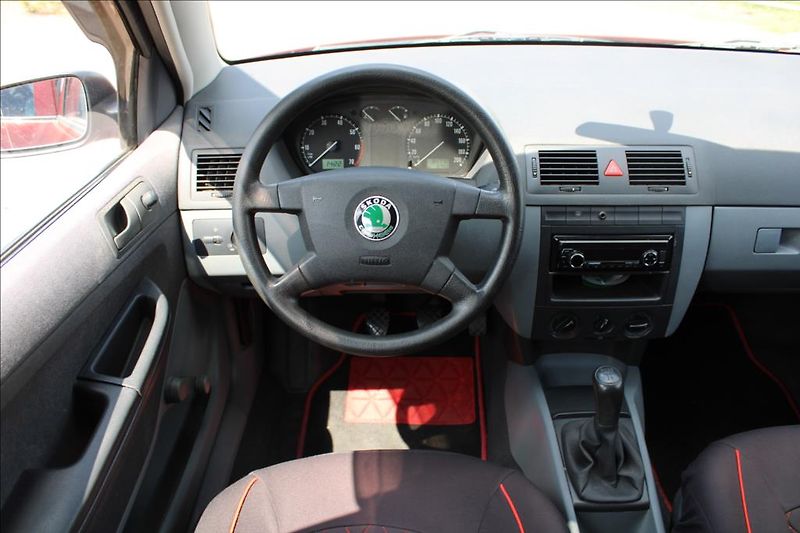 Škoda Fabia 1,4 i  STK 4/2028, 94.770 km - fotka 12 z 18