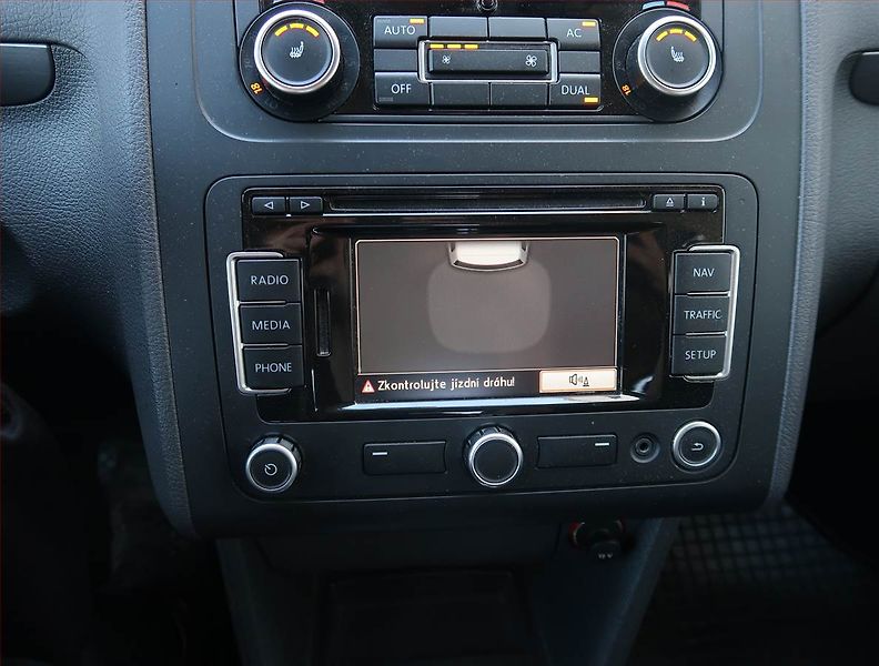 Volkswagen Touran (2011) 2.0 TDI, Automat, Navi, Xenony - fotka 23 z 23