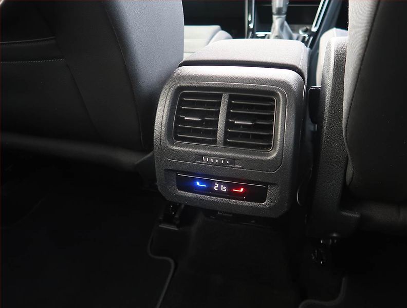 Volkswagen Touran (2023) 2.0 TDI - fotka 24 z 25