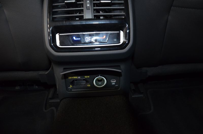 Volkswagen Passat (2023) 2.0 TDI 110 Elegance Variant - fotka 21 z 23