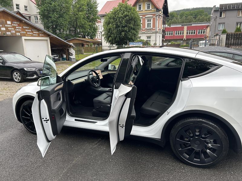 Tesla Model Y LONG RANGE DUAL MOTOR  TZ 92% - fotka 13 z 56