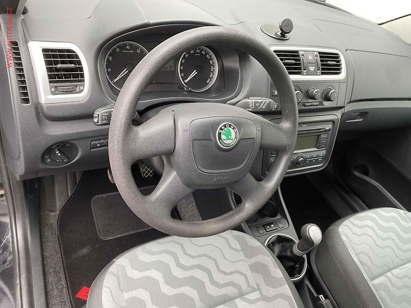 Škoda Fabia (2009) 1.6 16V, Ambiente, +kola - fotka 12 z 17
