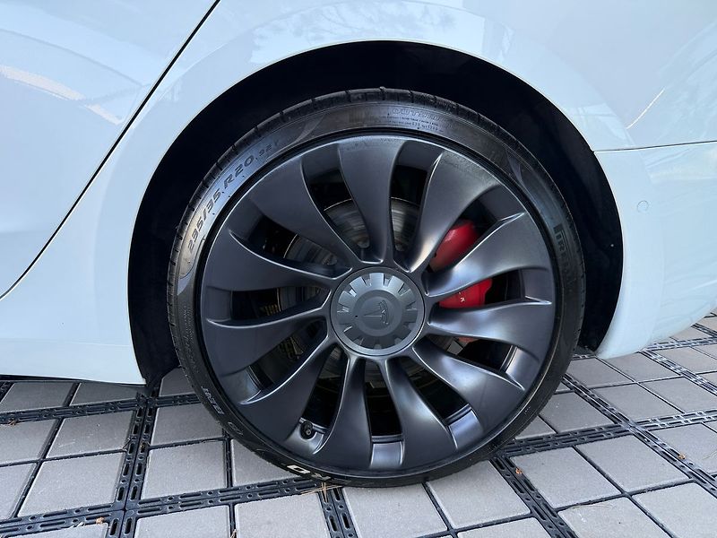 Tesla Model 3 Performance 82 kWh - fotka 5 z 37