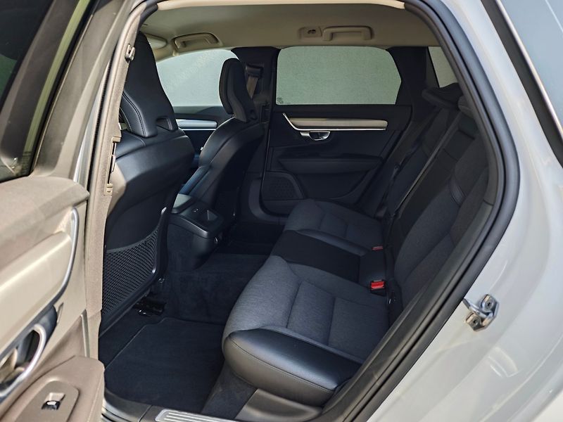 Volvo V90 (2019) 2.0 D4 Momentum 140kW 8AT - fotka 15 z 43
