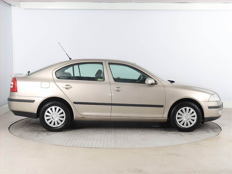 Škoda Octavia (2005) Ambiente 1.6, nová STK - fotka 6 z 14
