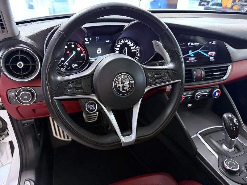 Alfa Romeo Giulia (2017) 2.0 T 280k AT8 ZF Q4 4x4 Veloc - fotka 15 z 20