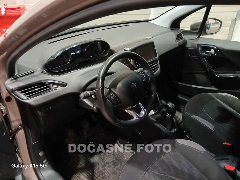 Peugeot 208 (2014) 1.2 i, 1.maj,ČR, servis - fotka 3 z 3