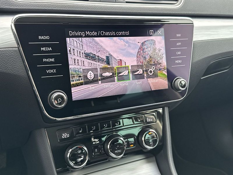 Škoda Superb (2020) Combi 1.4 TSI iV DSG Ambition - fotka 22 z 35