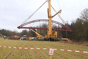 Jeden z nejsilnějších jeřábů v České republice osazoval Novém Dražejově na Strakonicku novou lávku přes řeku Otavu.