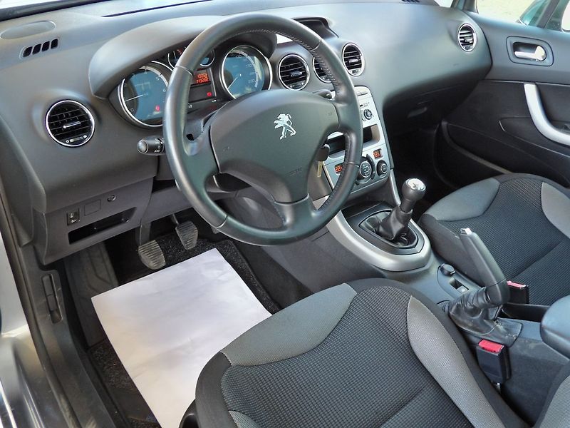 Peugeot 308 SW 1.6VTi 88kW AutoAC Serviska - fotka 17 z 33