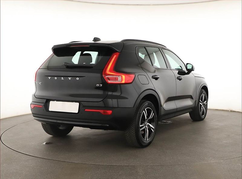 Volvo XC40 (2023) B3 - fotka 5 z 19