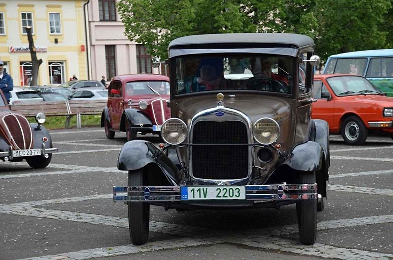 Veteránský závod odstartoval ve Velvarech na náměstí. Cíl byl na náměstí ve Slaném.