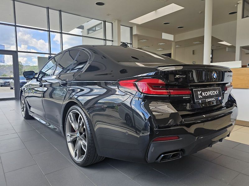 BMW Řada 5 M550i xDrive - fotka 6 z 32