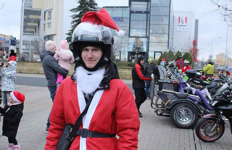 Konvoj motorkářů převlečených za Santa Clause již pošesté projel centrem města Mostu. Na snímku je nádherně vyzdobený 
