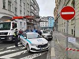 I přes omezený prostor se vozidlo během krátké doby podařilo naložil na korbu.