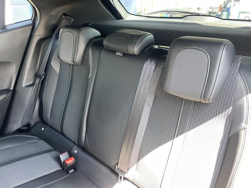 Peugeot 2008 (2021) GT 1,2 PureTech 130k EAT8 - fotka 6 z 7