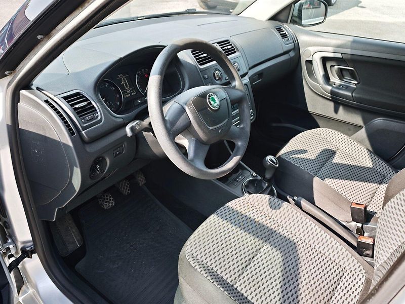 Škoda Fabia (2010) 1,2 TSI 77 KW Ambiente - fotka 24 z 28