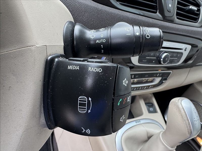 Renault Grand Scénic 1,5 dCi 7míst Navi Bose tažné - fotka 30 z 50