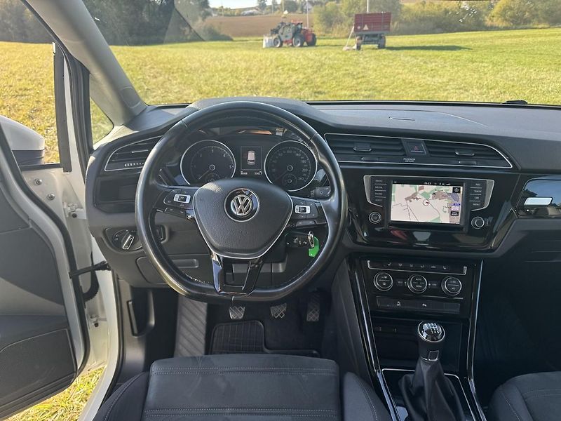 Volkswagen Touran (2017) - fotka 9 z 24
