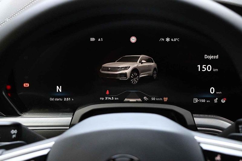 Volkswagen Touareg 3.0 TDI ve výbavě R-line.