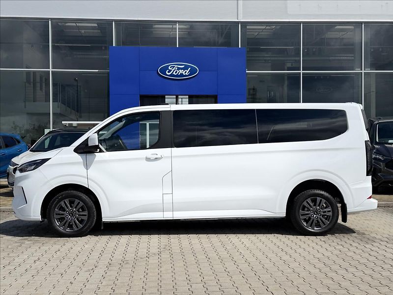Ford Tourneo Custom 2,0 EcoBlue 125kW Titanium AWD - fotka 2 z 27