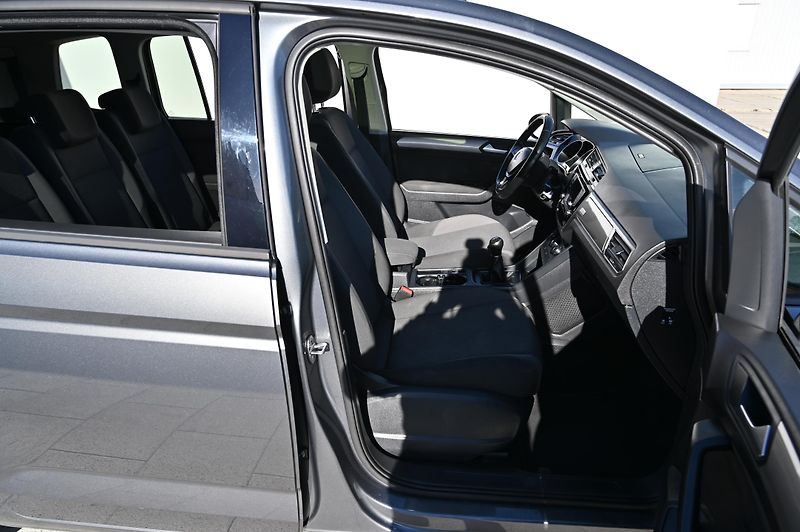 Volkswagen Touran 1.2TSI 81KW Comfort 7mist 3/17 - fotka 34 z 60