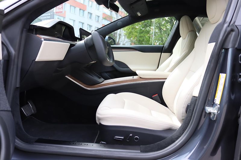Tesla Model S LONG RANGE AWD 493kW - fotka 21 z 50