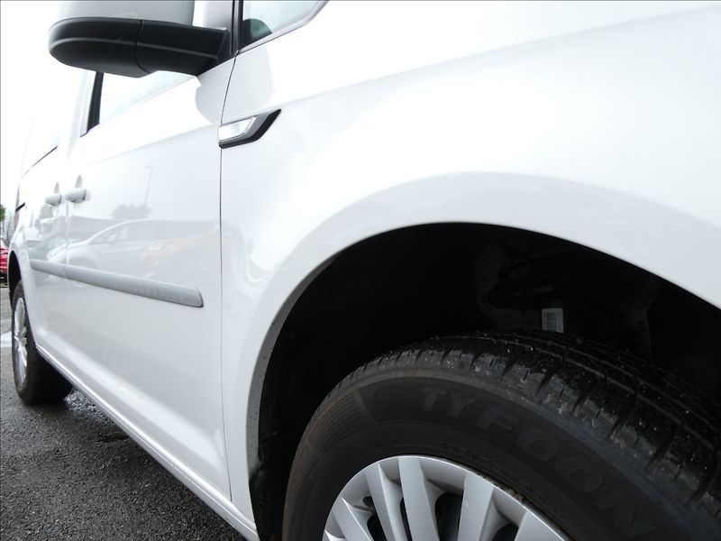 Volkswagen Caddy 2,0 TDi 1.majitel,závěs,tempom - fotka 13 z 49