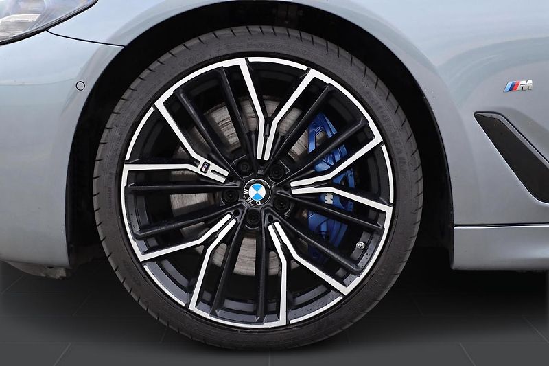 BMW Řada 5 530d xDrive Touring - fotka 7 z 14