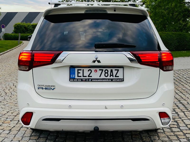 Mitsubishi Outlander 2.4i+HYBRID 4x4 SERVISKA TAŽNÉ - fotka 14 z 53