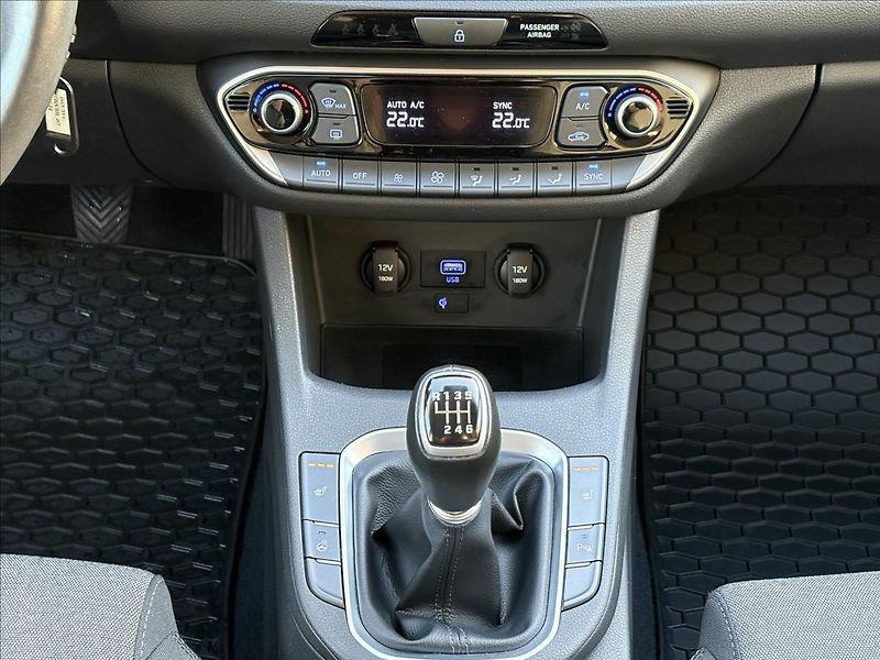 Hyundai i30 1,5 i CVVT  HB Smart - fotka 13 z 17