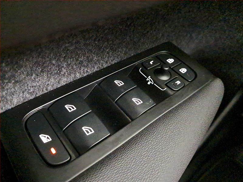 Volvo XC40 (2021) T2 - fotka 18 z 18