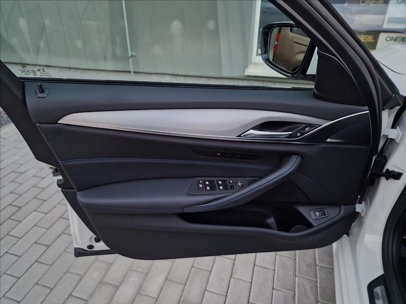 BMW Řada 5 520d Xdrive M-Sport ČR,1.Maj. - fotka 38 z 50