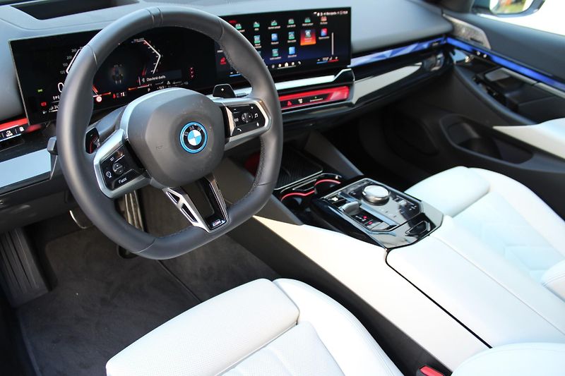 BMW Řada 5 550e xDrive - fotka 3 z 26