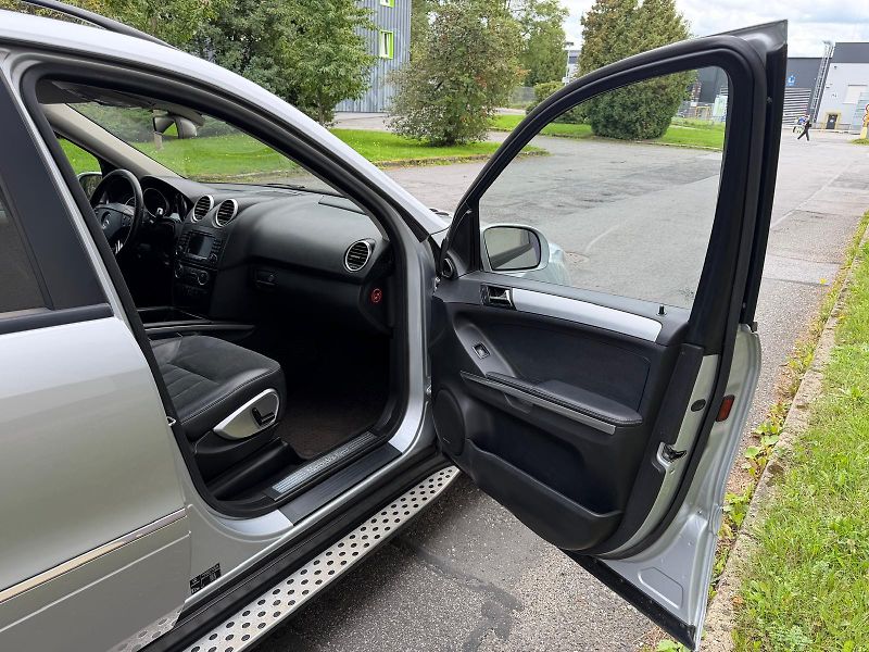Mercedes-Benz Třídy M ML 320 3,0 CDi 4matic AMG - fotka 16 z 21