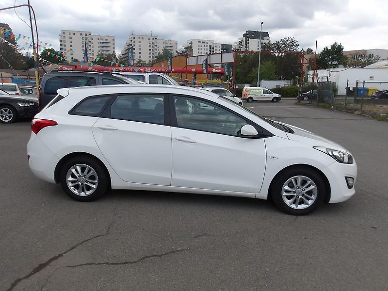 Hyundai i30 1,6i ČR - fotka 7 z 27