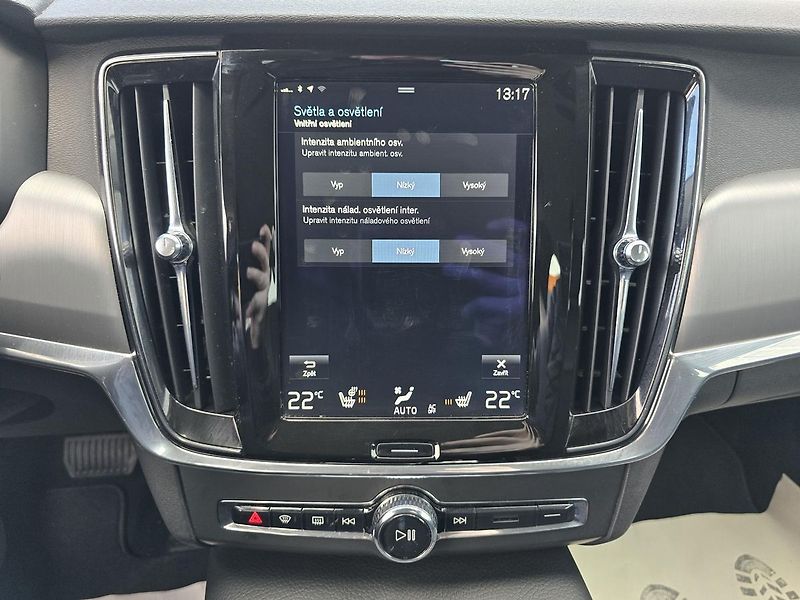 Volvo V90 D4 2,0 140kW 4x4 DPH MOMENTUM - fotka 28 z 45