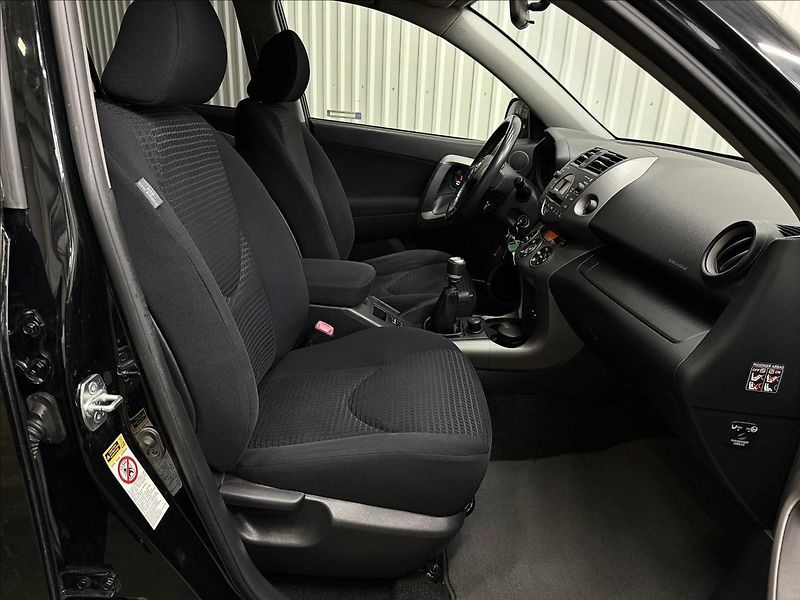Toyota RAV4 2.2 D-4D 100kW ČR 1MAJITEL - fotka 29 z 32