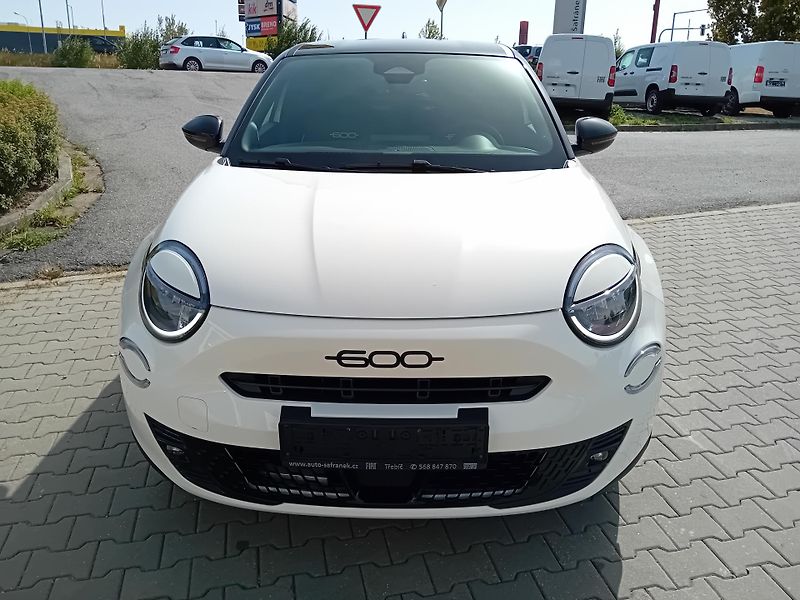 Fiat 600 (2026) 1,2 BENZÍN STREET /8 ZÁR/IHNED - fotka 2 z 19