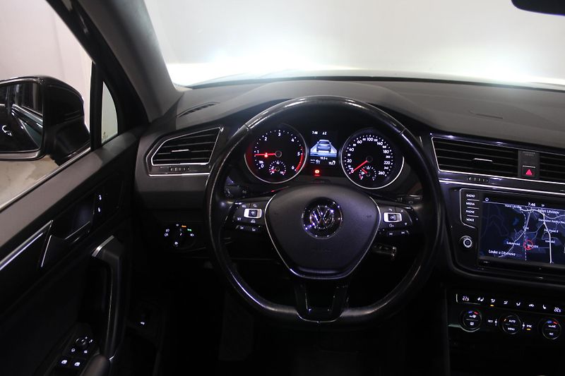 Volkswagen Tiguan (2017) 2.0TDI 110kW R-Line FULL LED - fotka 38 z 39