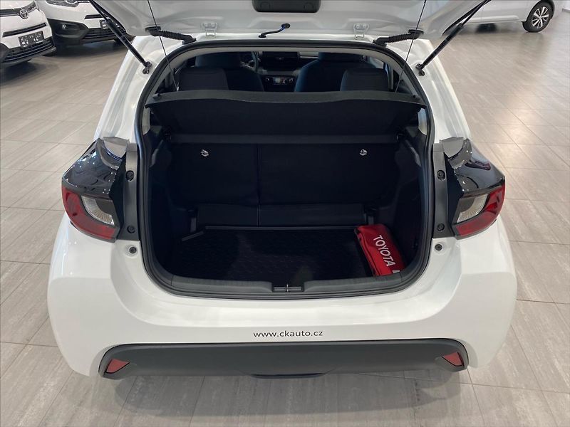 Toyota Yaris (2024) 1,5 hybrid 116 k  Comfort - fotka 8 z 12