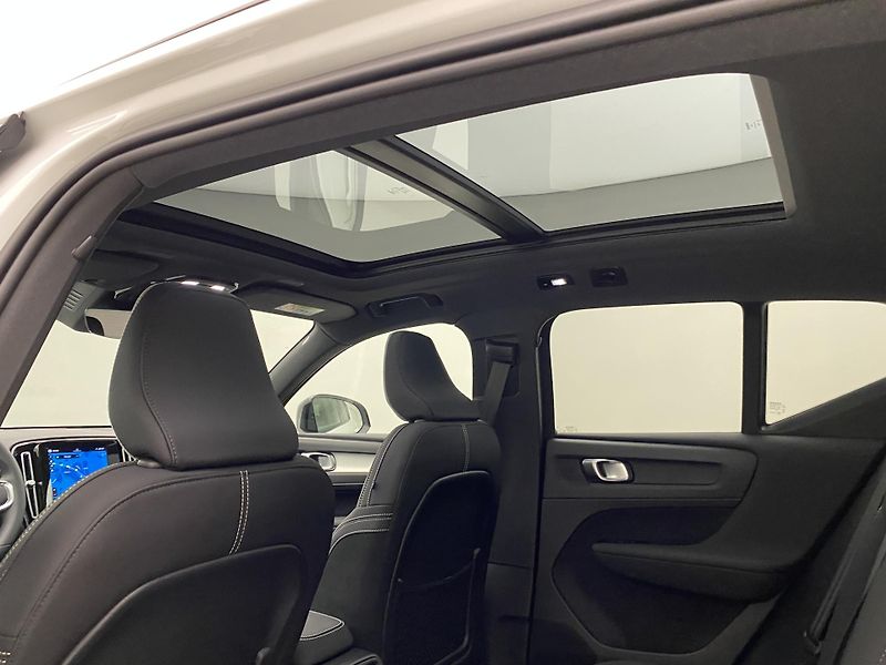 Volvo XC40 (2026) B3 AUT DARK PLUS - fotka 20 z 58