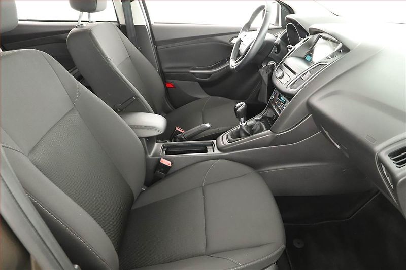 Ford Focus (2018) 1.0 EcoBoost, Tempomat - fotka 7 z 16