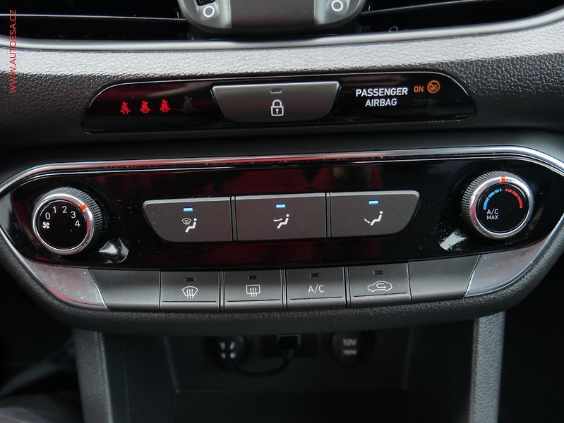 Hyundai i30 (2020) 1.5 DPi, ČR, Comfort, kamera - fotka 16 z 21